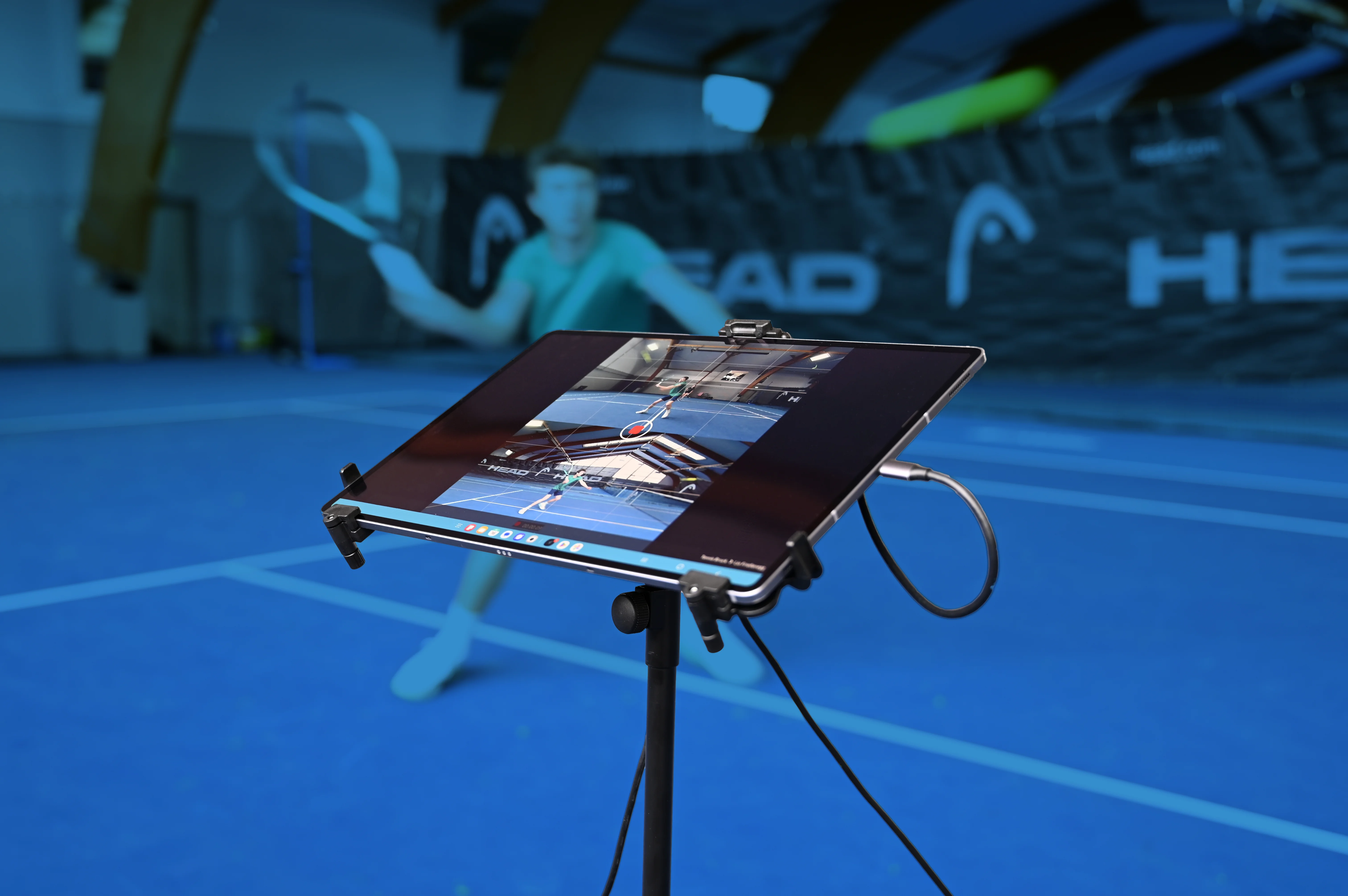 Tennistrainer nutzt movAcam Tablet für Echtzeit-Analyse