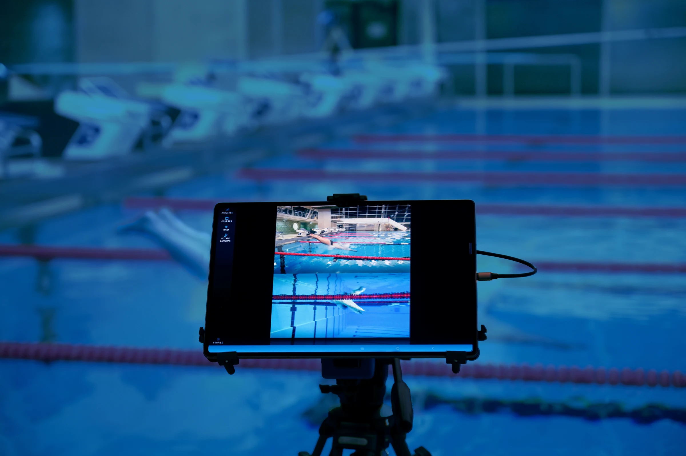 Schwimmtrainer nutzt movAcam Tablet für Echtzeit-Analyse