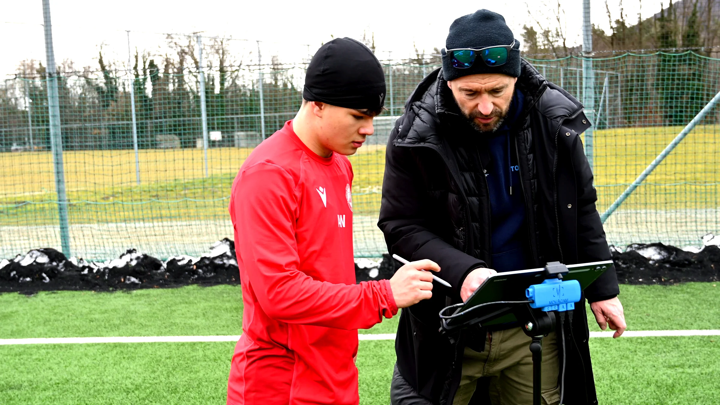 Trainer und Spieler analysieren Ballkontrolle direkt am Platz mit dem movAcam Tablet